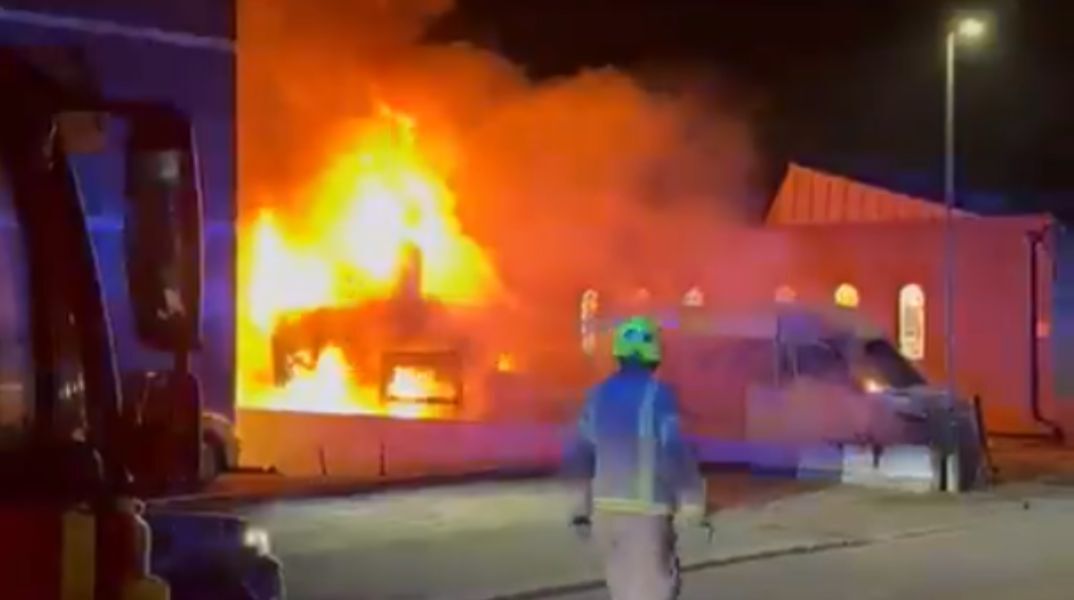 Εμπρησμός σε τέσσερα ασθενοφόρα στο Λονδίνο εξετάζεται ως αντισημιτικό έγκλημα - Δεν υπάρχουν τραυματίες, η αστυνομία αναζητά τρεις υπόπτους.