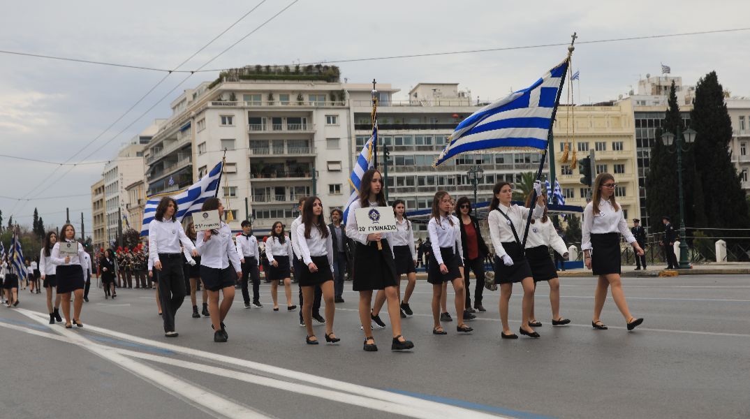 25η Μαρτίου: Με τι καιρό θα παρελάσουν οι μαθητές αύριο - Με ομπρέλα η στρατιωτική παρέλαση