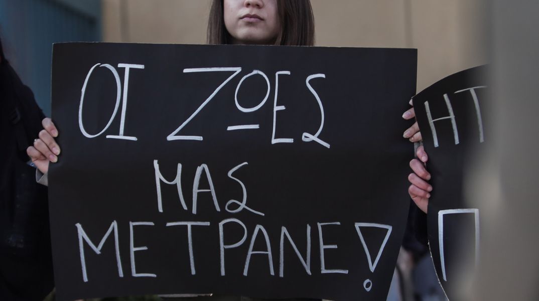 Δίκη για τα Τέμπη: 36 στελέχη αντιμέτωπα με κακουργήματα, 350 μάρτυρες και ισχυρή παρουσία συγγενών θυμάτων στο Εφετείο της Λάρισας.