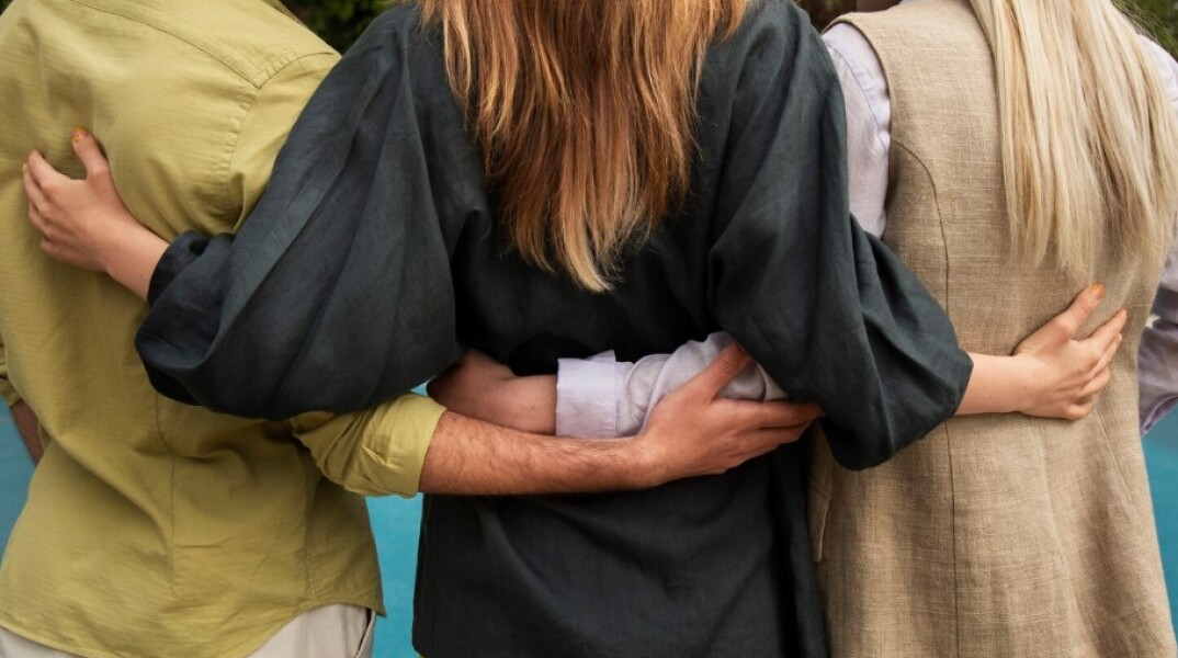 Νέοι αγκαλιάζονται στο Πανεπιστήμιο