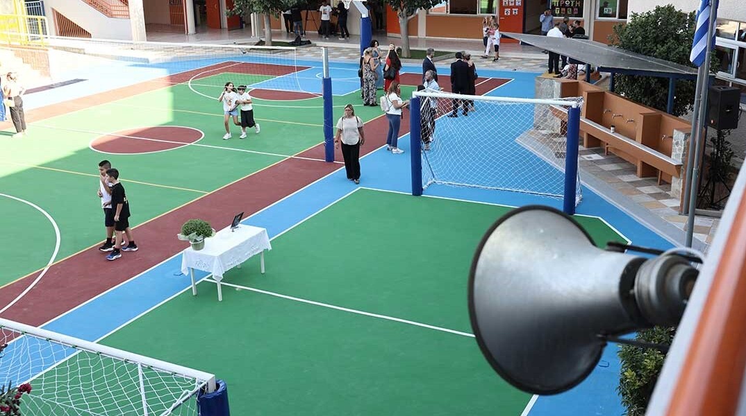 Μαθητές και γονείς στον προαύλιο χώρο σχολείου