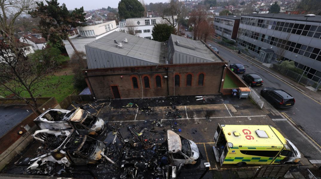 Λονδίνο: Εμπρηστική επίθεση σε ασθενοφόρα της Hatzola στο Γκόλντερς Γκριν προκαλεί φόβο στην εβραϊκή κοινότητα - Η αστυνομία ερευνά αντισημιτικό κίνητρο.