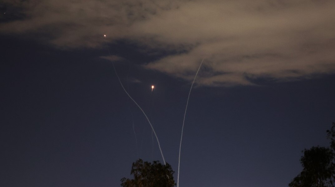 Αντιαεροπορικά του Ισραήλ αναχαιτίζουν πυραύλους του Ιράν στον νυχτερινό ουρανό