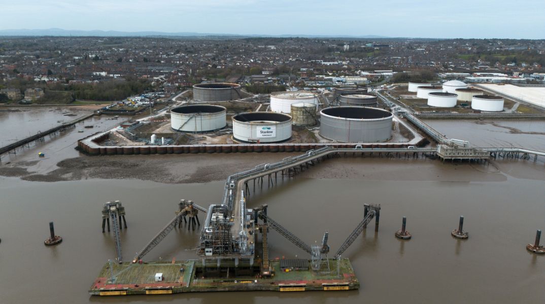 Οι τιμές του πετρελαίου ανέβηκαν ξανά πάνω από τα 100 δολάρια λόγω αντικρουόμενων αναφορών για συνομιλίες ΗΠΑ-Ιράν και της έντασης στα Στενά του Ορμούζ.