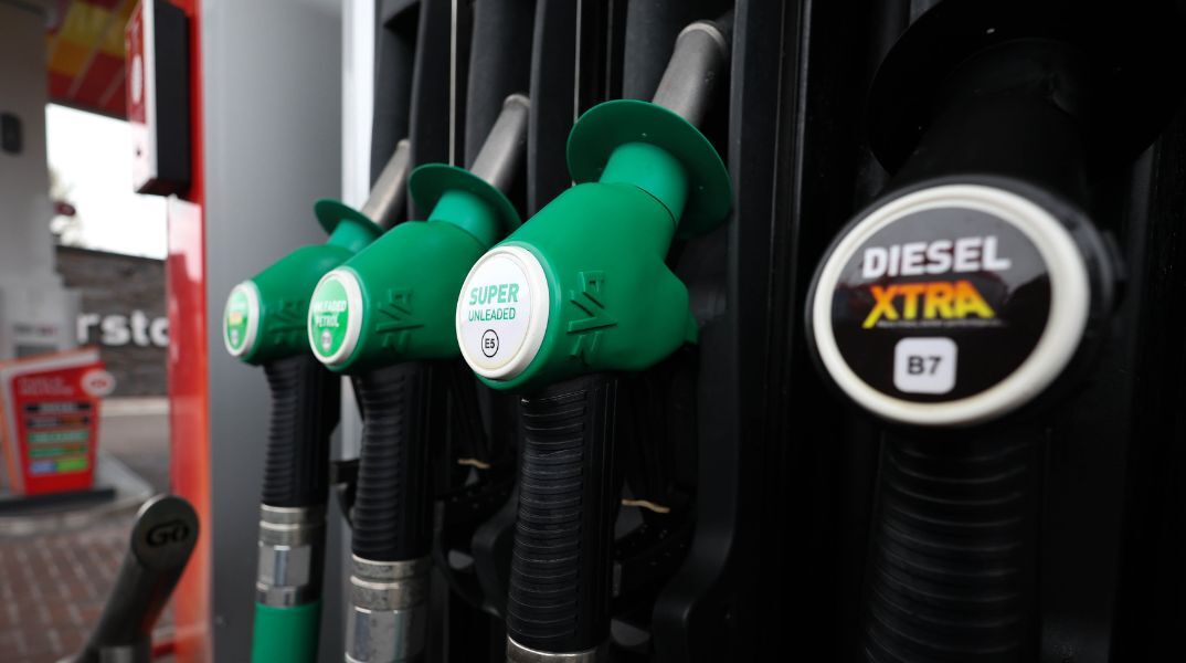 Η Σλοβενία γίνεται η πρώτη χώρα της ΕΕ με δελτίο καυσίμων λόγω αναταράξεων στις διεθνείς αγορές - Όριο 50 λίτρων για ιδιώτες, 200 για επαγγελματίες.