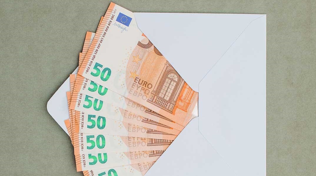 Φάκελος με χαρτονομίσματα των 50 ευρώ