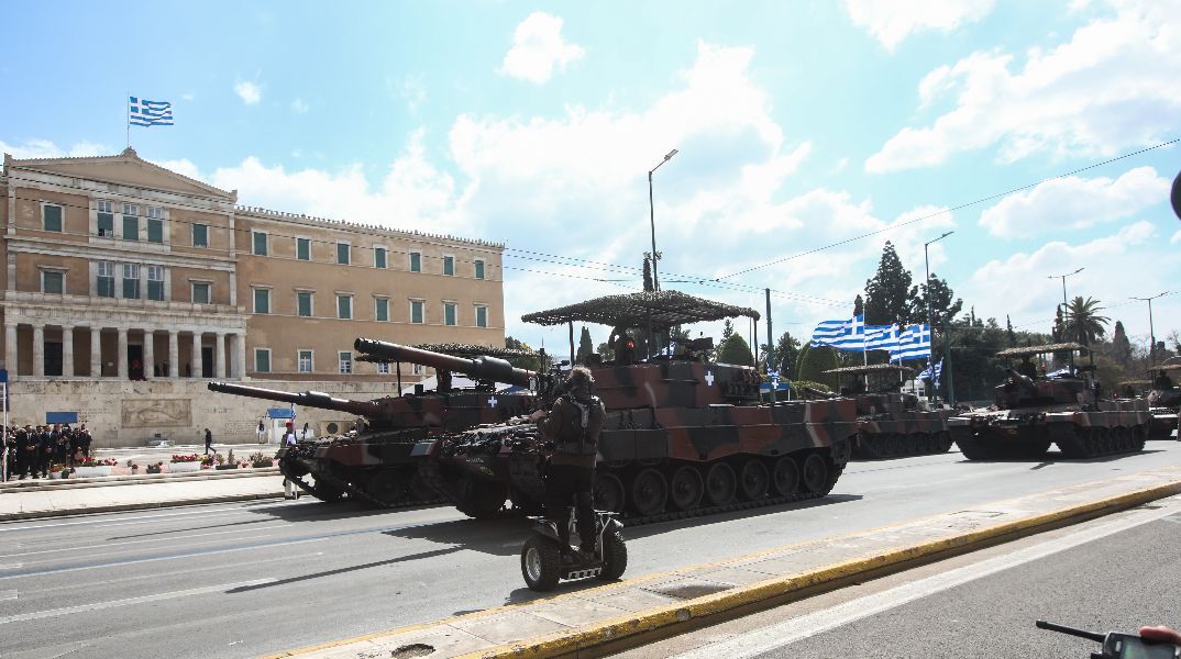 Αυτά είναι τα νέα οπλικά συστήματα που παρουσιάστηκαν στη στρατιωτική παρέλαση της Αθήνας