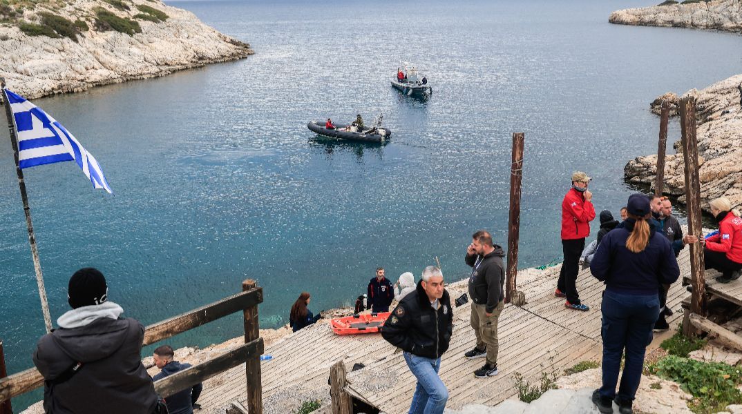 Βουλιαγμένη: «Πιστεύω ότι το πηγάδι τον τράβηξε μέσα» - Τι αποκαλύπτει δύτης που βρήκε τα οστά των αγνοουμένων του ’78Βουλιαγμένη: «Πιστεύω ότι το πηγάδι τον τράβηξε μέσα» - Τι αποκαλύπτει δύτης που βρήκε τα οστά των αγνοουμένων του ’78