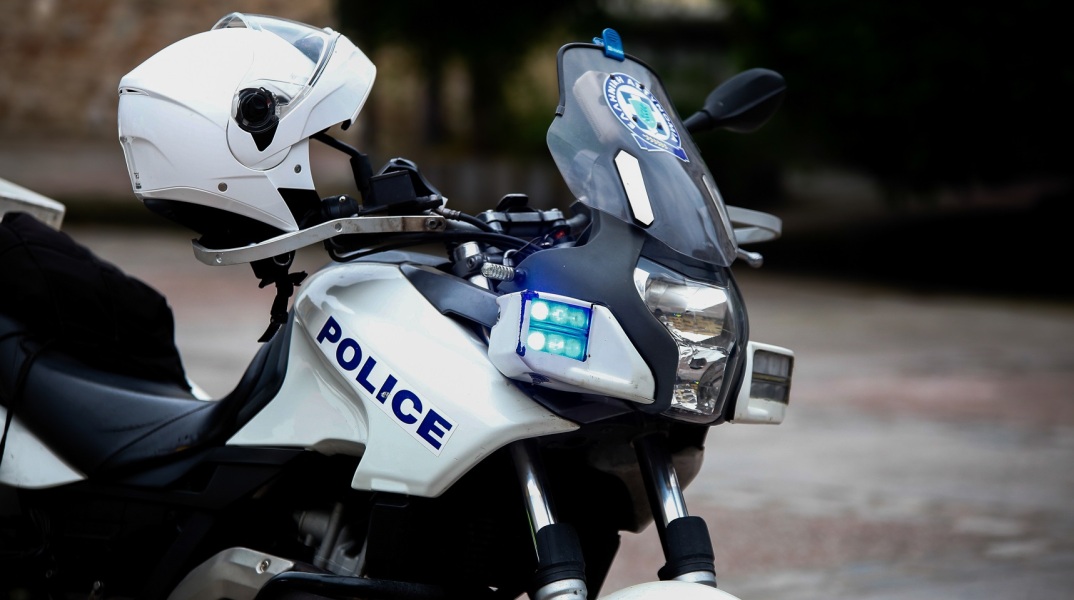 Σύλληψη 23χρονου στη Θεσσαλονίκη μετά από καταδίωξη για κλοπή οχήματος και απόπειρα ληστείας με σκεπάρνι - Αναζητείται ο συνεργός του