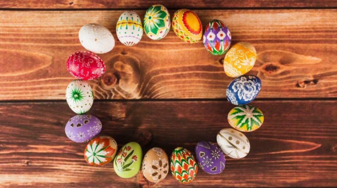 Διακοσμητικά αυγά σε τραπέζι για το Πάσχα 2026