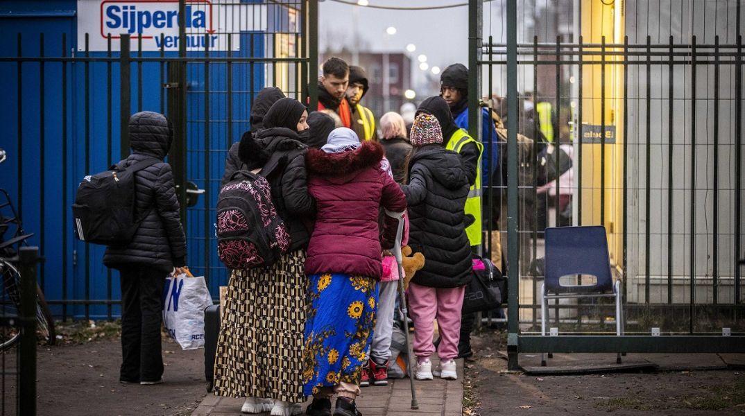 Το Ευρωκοινοβούλιο ενέκρινε «κόμβους επιστροφών» μεταναστών εκτός ΕΕ και αυστηρότερους κανόνες απελάσεων - Αντιδράσεις για τα δικαιώματα προσφύγων.