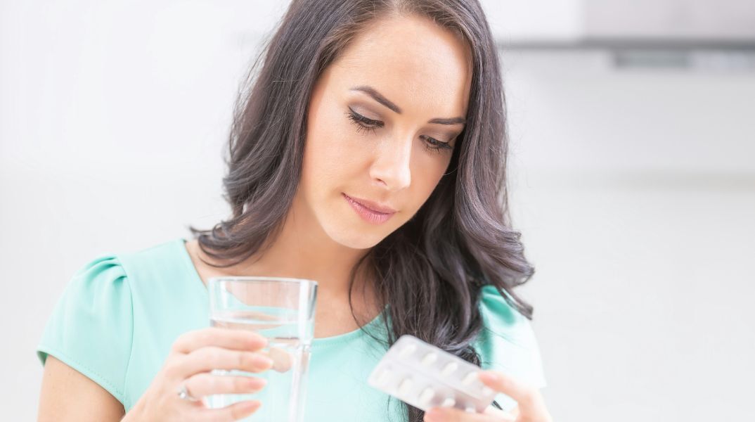 Γιατροί προειδοποιούν: Η λήψη φαρμάκων με άδειο στομάχι μπορεί προκαλέσει σοβαρές παρενέργειες, ακόμη και επικίνδυνες επιπλοκές 