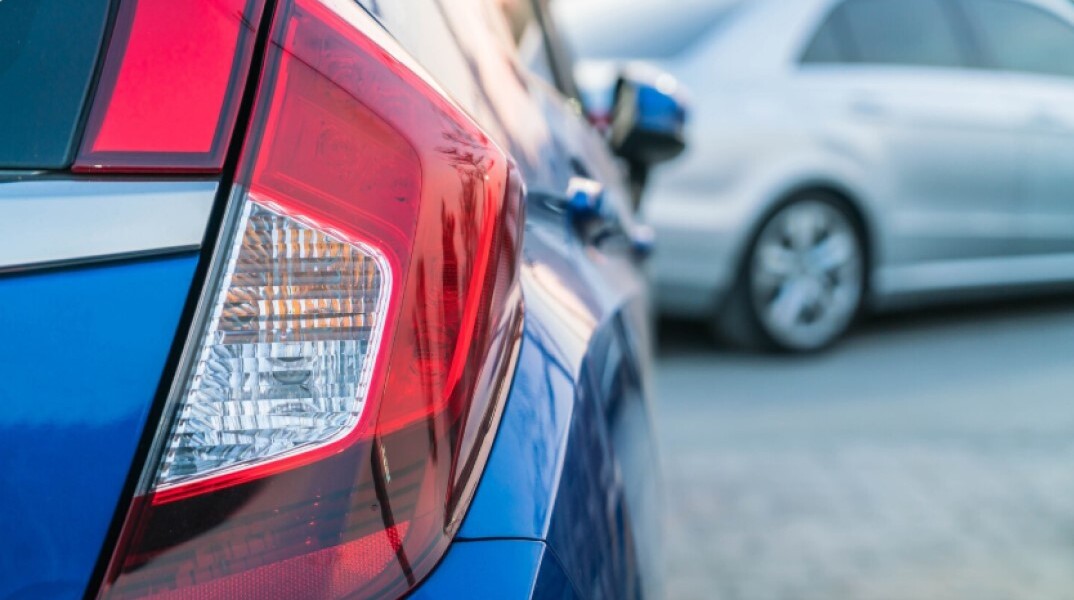 Δύο αυτοκίνητα σταθμευμένα στον δρόμο