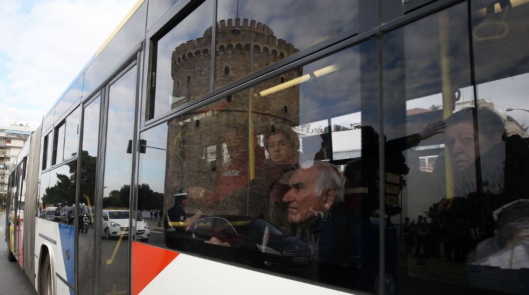 Νέα ρύθμιση αυστηροποιεί το πλαίσιο για την εισιτηριοδιαφυγή στα λεωφορεία του ΟΑΣΘ - Πρόστιμα έως 100 ευρώ - Κίνητρα συμμόρφωσης μέσω αγοράς κάρτας διαδρομών.