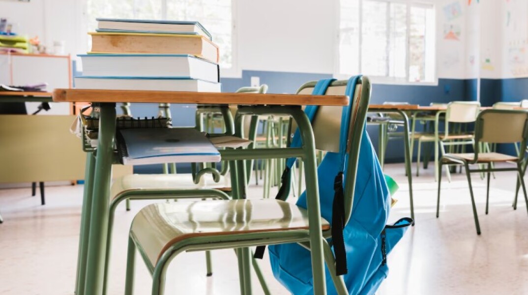 Σχολική τσάντα σε αίθουσα σχολείου