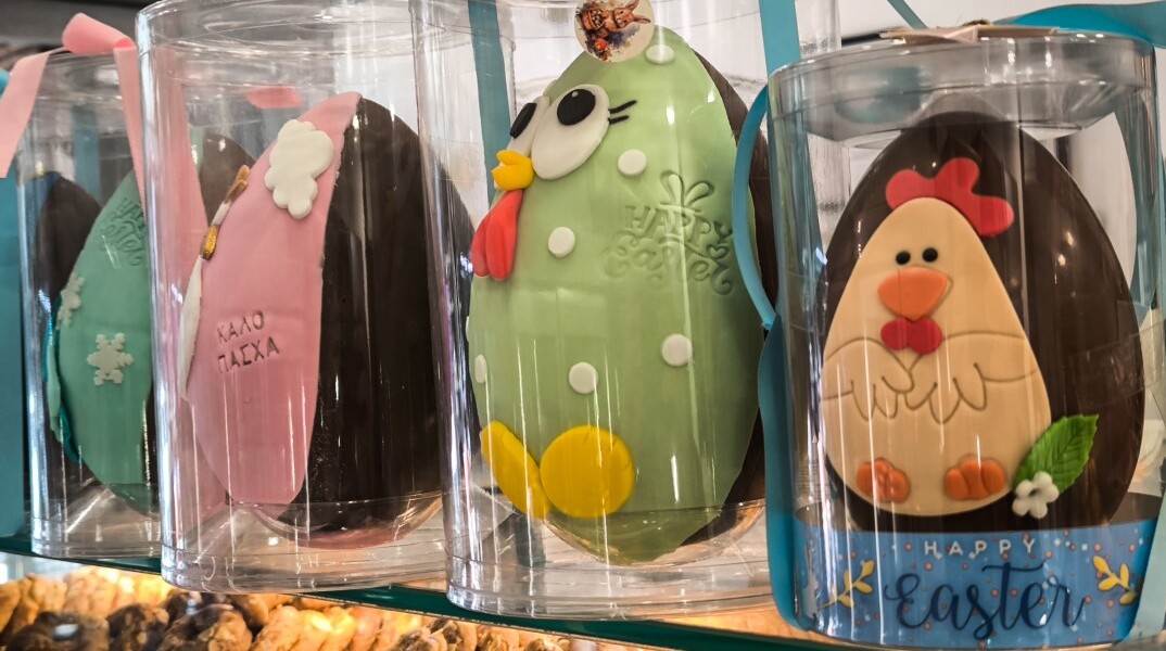 Πασχαλινά αυγά σοκολατένια σε βιτρίνα καταστήματος