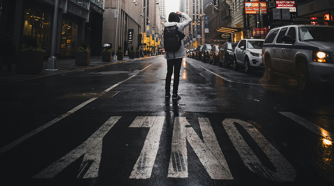 Πώς η μοναξιά έγινε αγορά: Οι singles, οι solo preneurs και η εποχή της αυτονομίας