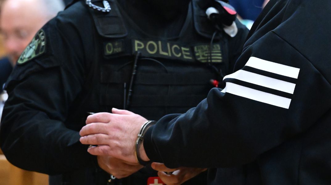 Συνελήφθη 55χρονος στην Παλλήνη μετά από τροχαίο, καθώς οδηγούσε μεθυσμένος με τα ανήλικα παιδιά του στο όχημα - Κατηγορείται για επικίνδυνη οδήγηση.