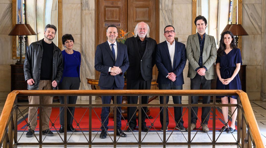 Ο Δήμος Αθηναίων τίμησε τον νομπελίστα Λάσλο Κρασναχορκάι με το μετάλλιο της πόλης, στο πλαίσιο του 1ου Διεθνούς Φεστιβάλ Λογοτεχνίας στην Τεχνόπολη