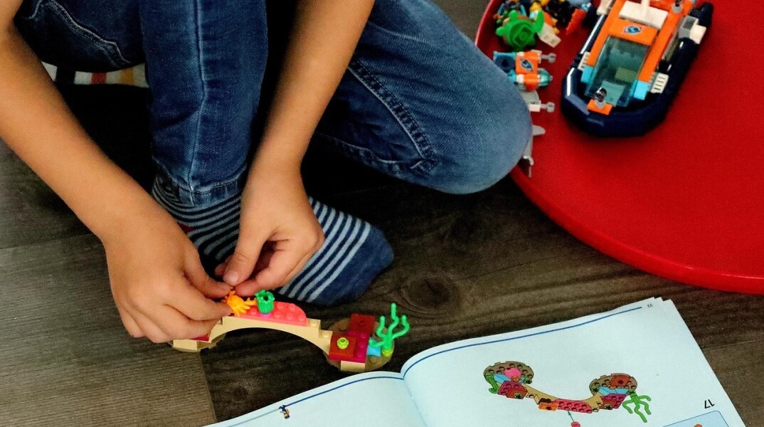 Παιδί παίζει με παιχνίδια στο δωμάτιό του