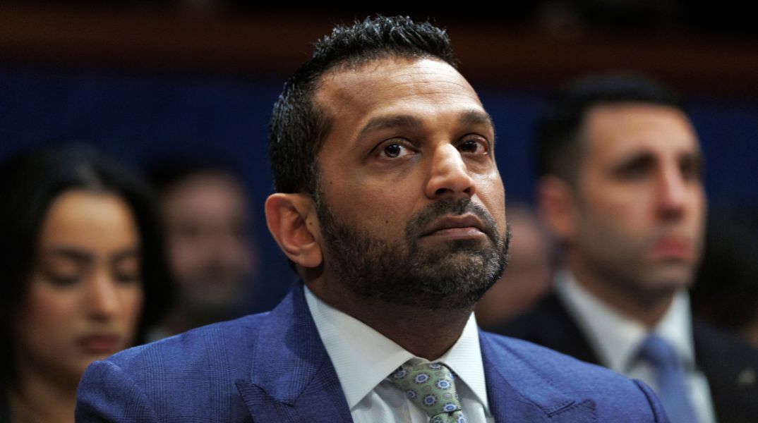 Χάκερ με δεσμούς με το Ιράν παραβίασαν το email του διευθυντή του FBI και διέρρευσαν υλικό, με τις αρχές να επιβεβαιώνουν το περιστατικό.