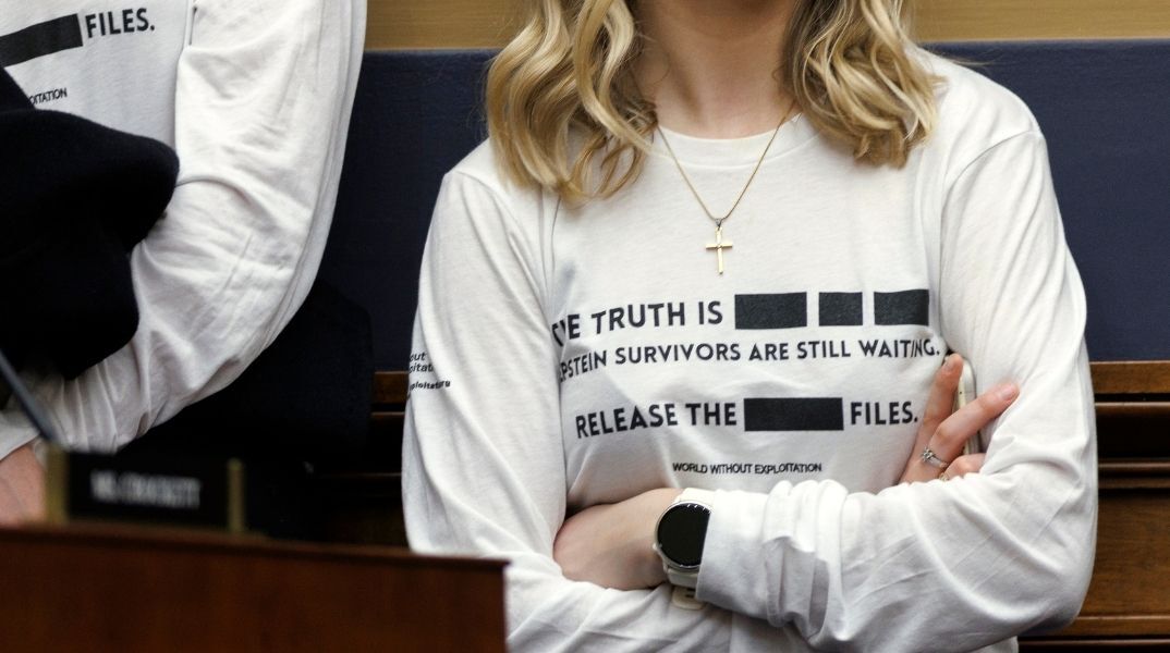 Θύματα του Τζέφρι Έπσταϊν μηνύουν ΗΠΑ και Google μετά τη διαρροή των ονομάτων τους σε έγγραφα του υπουργείου Δικαιοσύνης - Καταγγέλλουν στοχοποίηση.