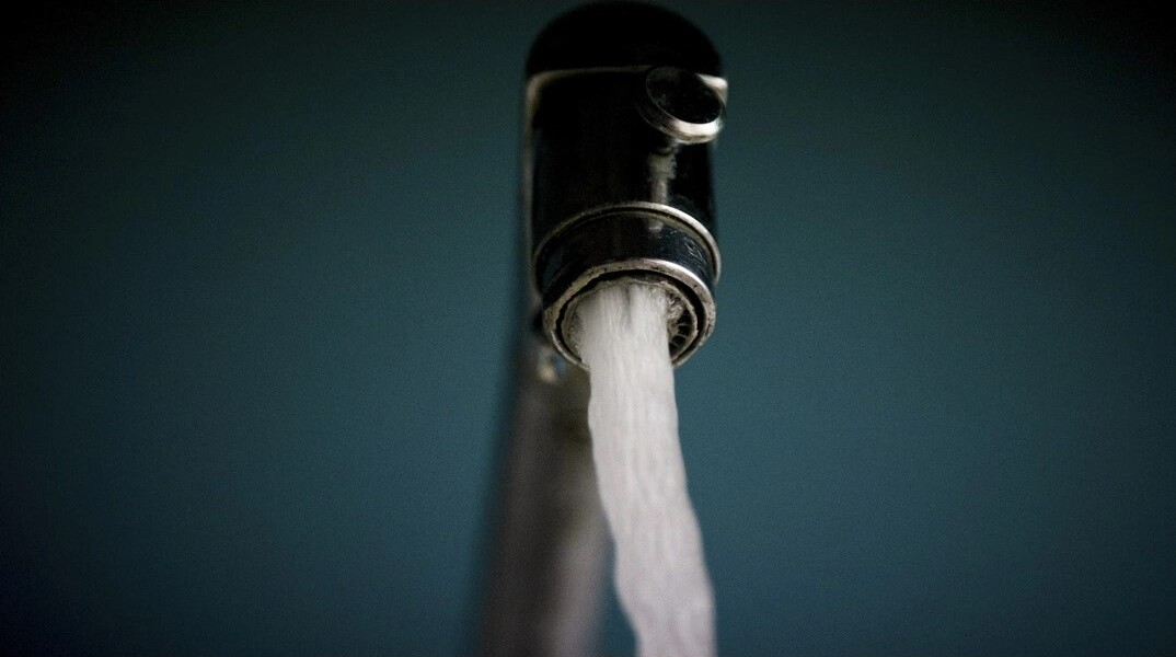 Νερό τρέχει από βρύση