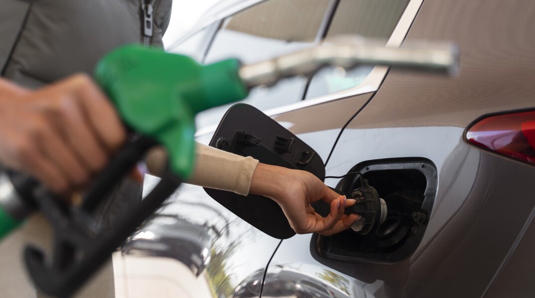 Εργαζόμενος σε πρατήριο υγρών καυσίμων βάζει βενζίνη σε αυτοκίνητο