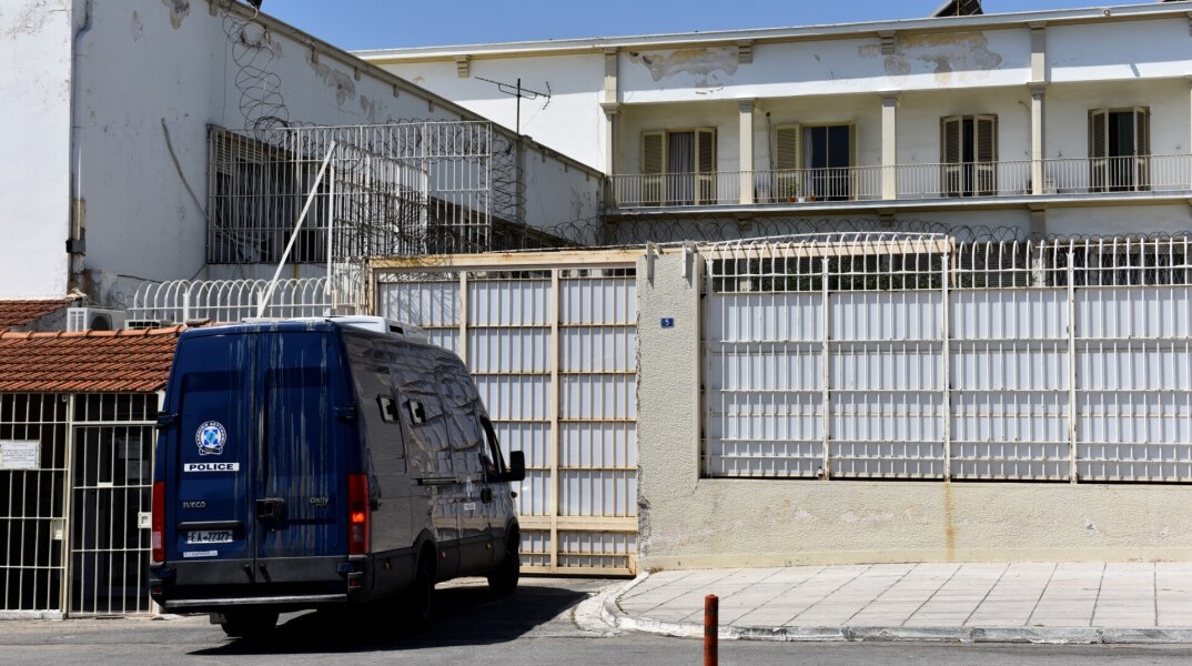 Όχημα της αστυνομίας εισέρχεται στις Φυλακές Κορυδαλλού