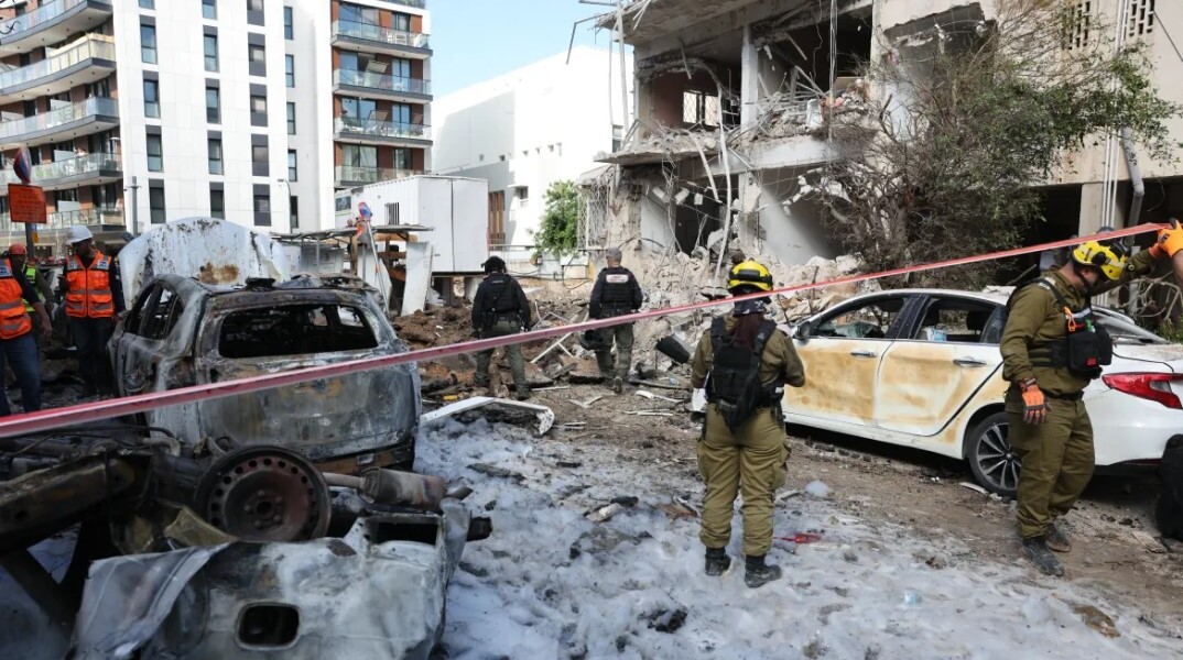 Καταστροφές στο Τελ Αβίβ μετά την επίθεση του Ιράν με πυραύλους