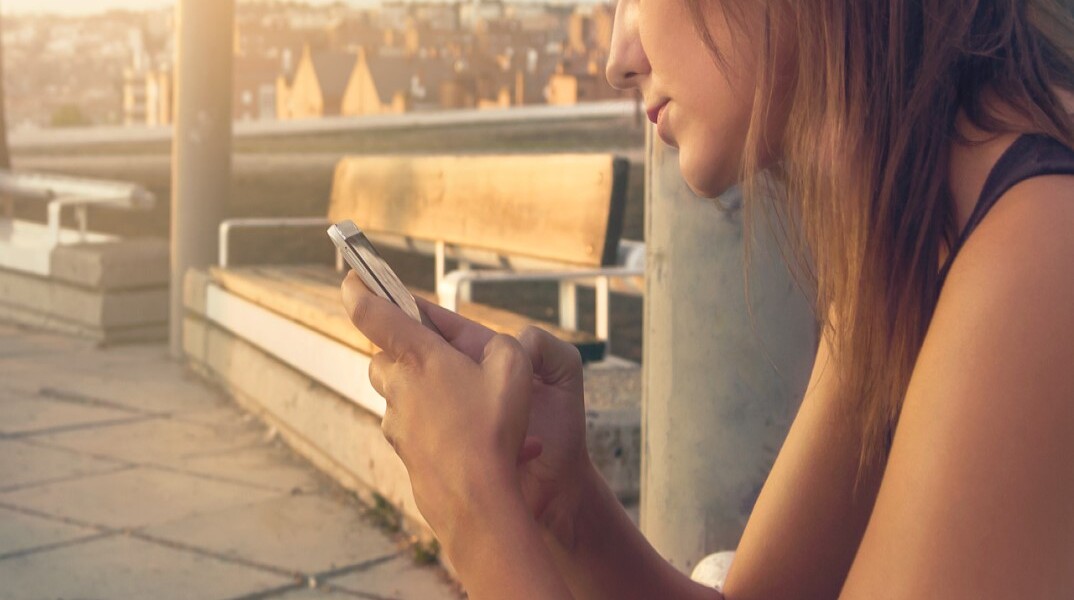 Νεαρή κάνει scroll στα social media