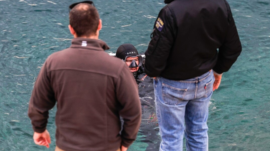 Δύτης στα Λιμανάκια Βουλιαγμένης