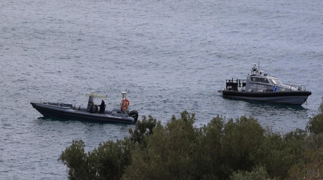 Επιχείρηση του Λιμενικού στα Λιμανάκια Βουλιαγμένης πάνω από το «Πηγάδι του Διαβόλου»