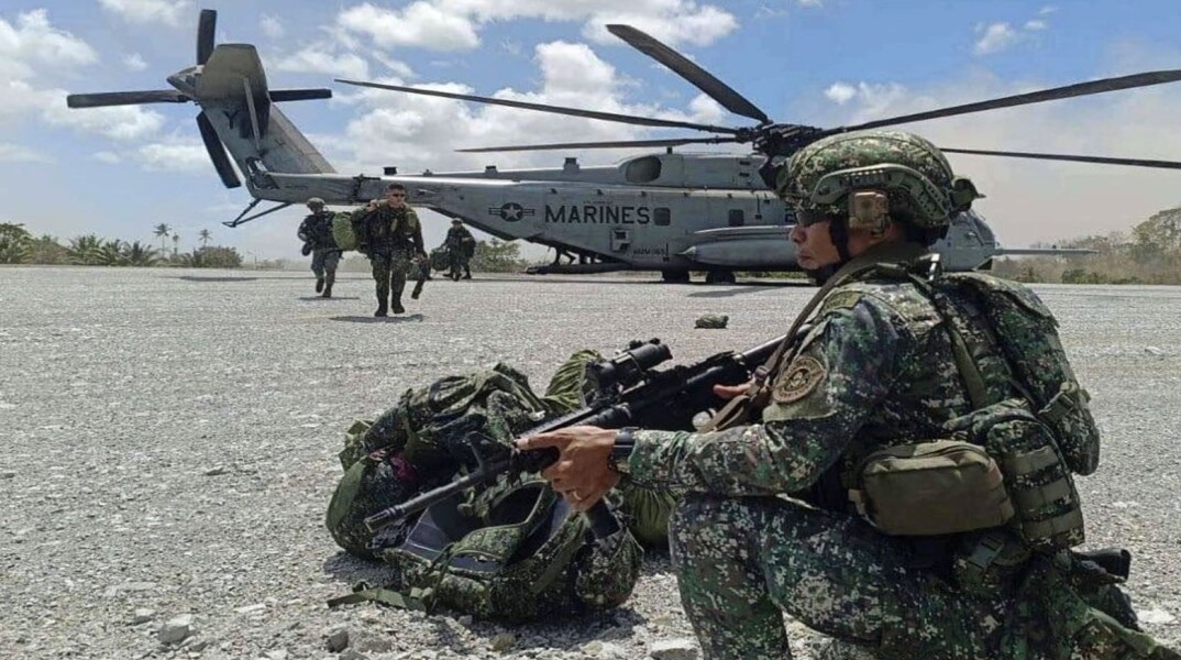 Αμερικανοί πεζοναύτες βγαίνουν από στρατιωτικό ελικόπτερο