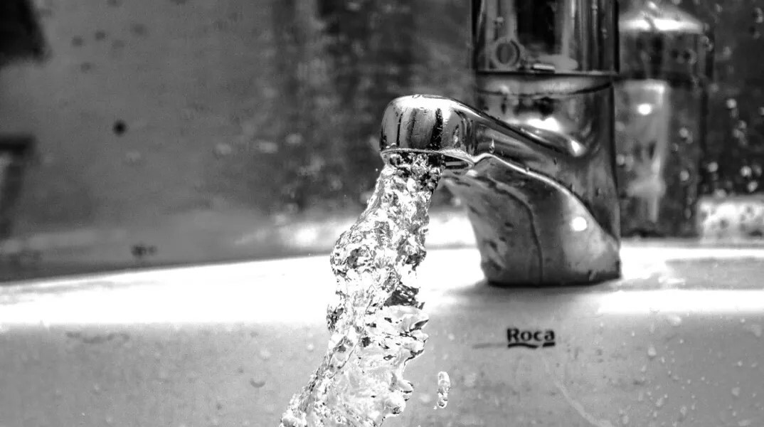 Νερό τρέχει από βρύση