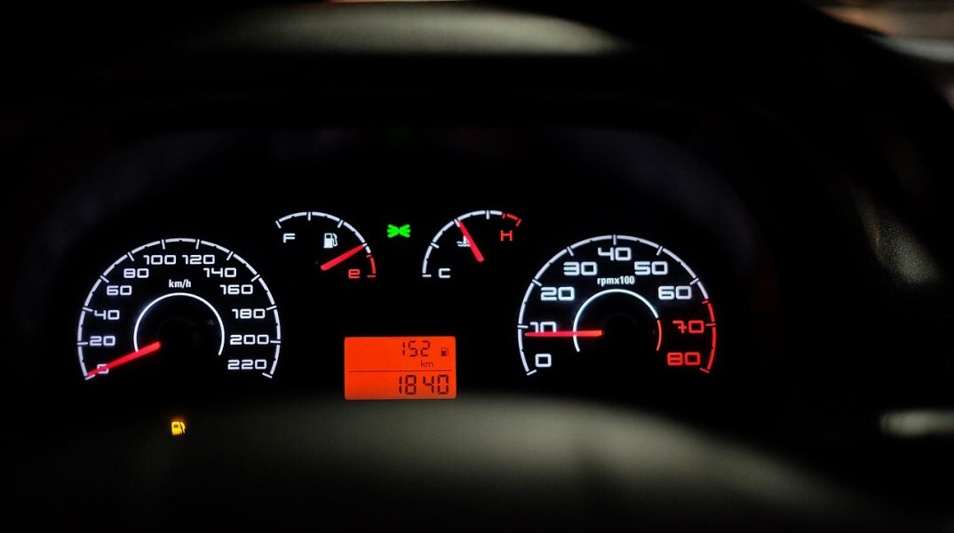 Κοντέρ στο αυτοκίνητο που δείχνει την στάθμη βενζίνης