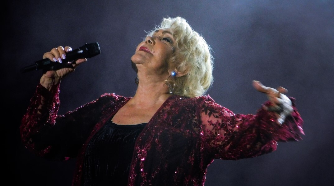 Η Μαρινέλλα ερμηνεύει επί σκηνής