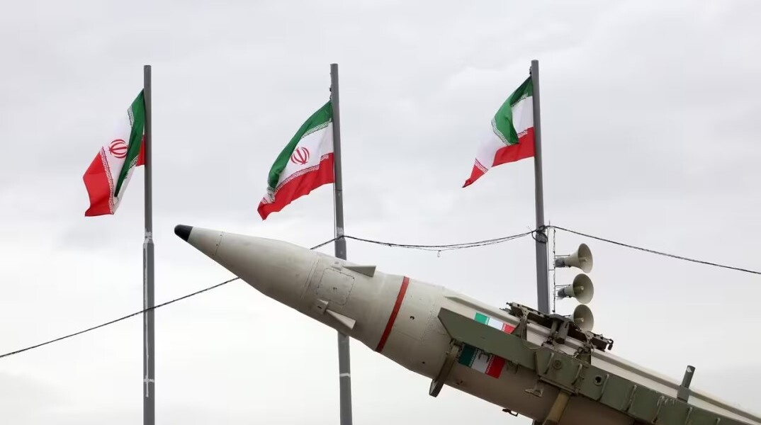 Πύραυλος του Ιράν με φόντο σημαίες της χώρας