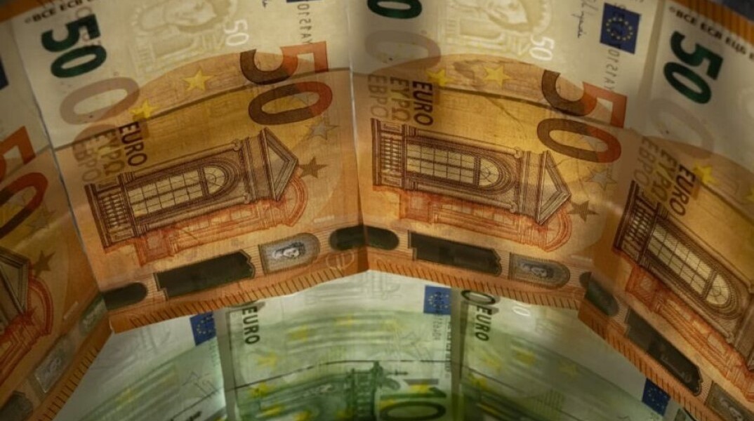 Χαρτονομίσματα των 50 και 100 ευρώ