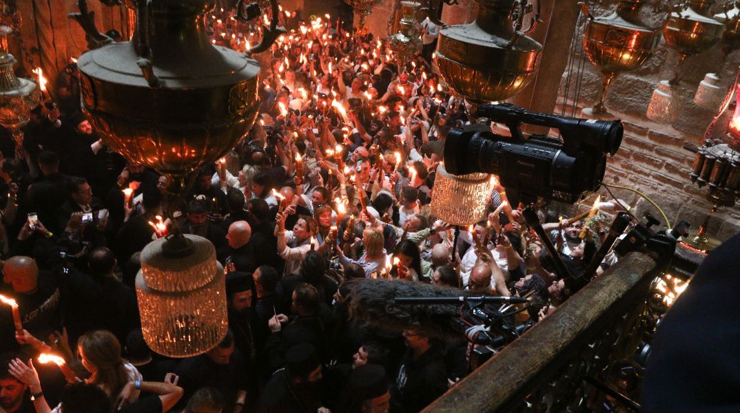 Τα σενάρια που εξετάζονται για τη μεταφορά του Αγίου Φωτός στην Ελλάδα