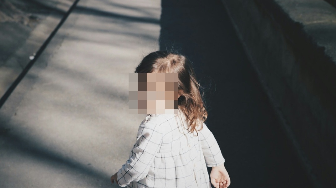 Παιδάκι σε δρόμο