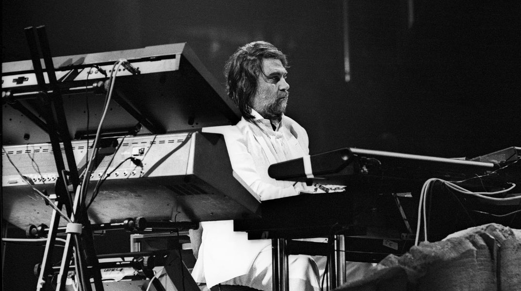 Βαγγέλης Παπαθανασίου: Οι «άγνωστες» πτυχές και οι πρωταγωνιστές της ζωής του