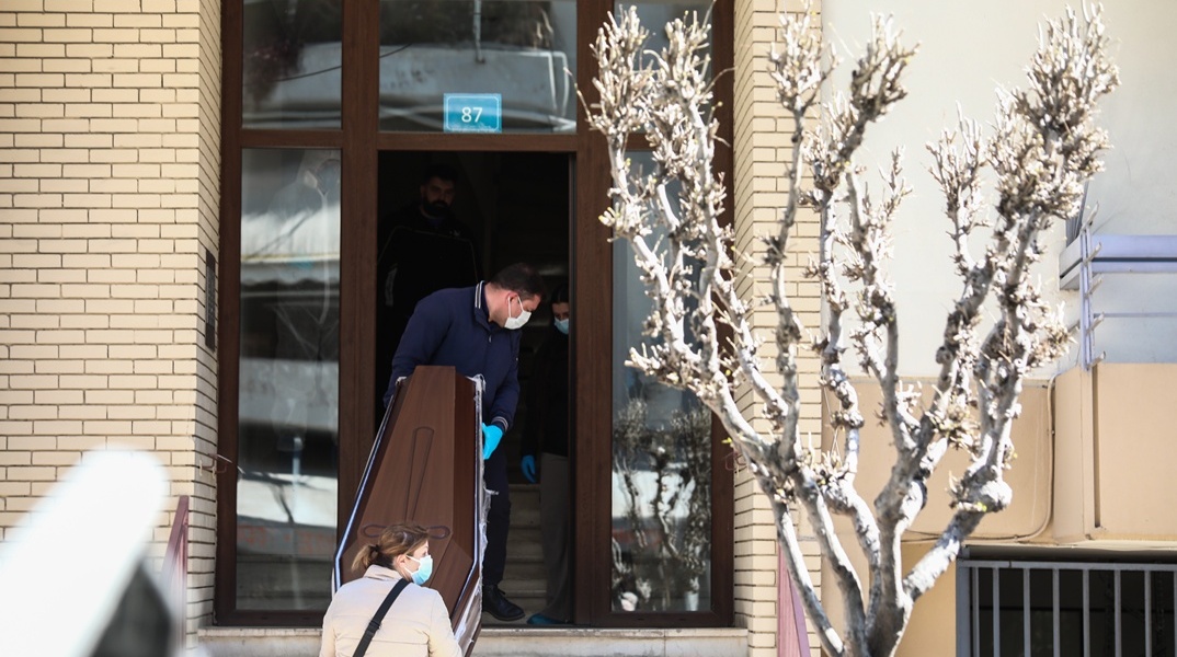 Σορός μέσα σε κάσα βγαίνει από την πολυκατοικία στου Ζωγράφου