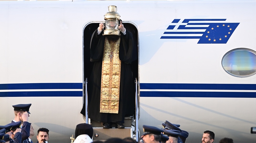 Στιγμιότυπο από τη μεταφορά του Αγίου Φωτός στο αεροδρόμιο Ελευθέριος Βενιζέλος