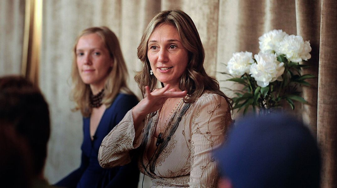 Νικόλ Ντέντοουν: Σε 9 χρόνια φυλακή καταδικάστηκε η συνιδρύτρια της OneTaste για καταναγκαστική εργασία και σεξουαλική εκμετάλλευση μελών της. 