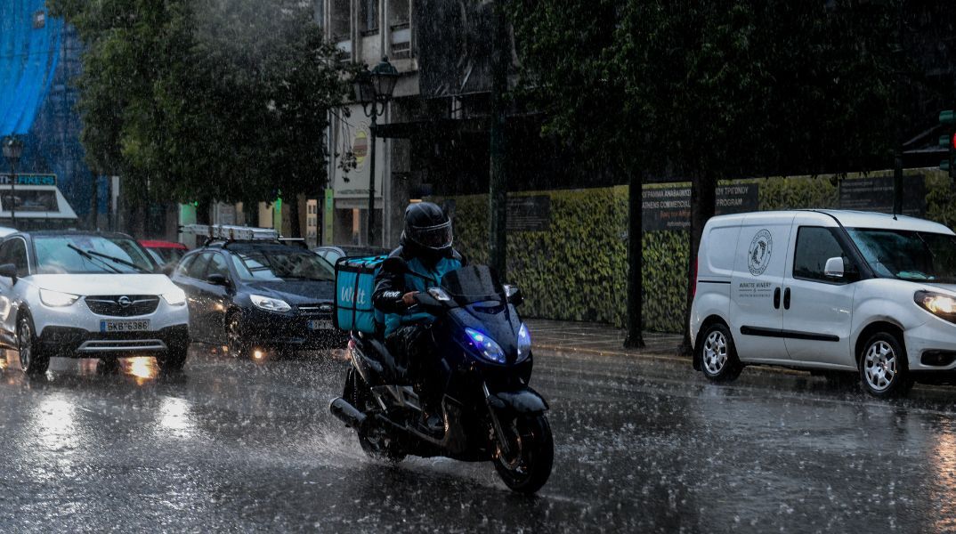 Η ΓΣΕΕ, ενόψει της κακοκαιρίας Erminio, ζητά σαφές πλαίσιο προστασίας εργαζομένων και διευκρινίζει δικαιώματα σε περιπτώσεις αδυναμίας μετακίνησης.