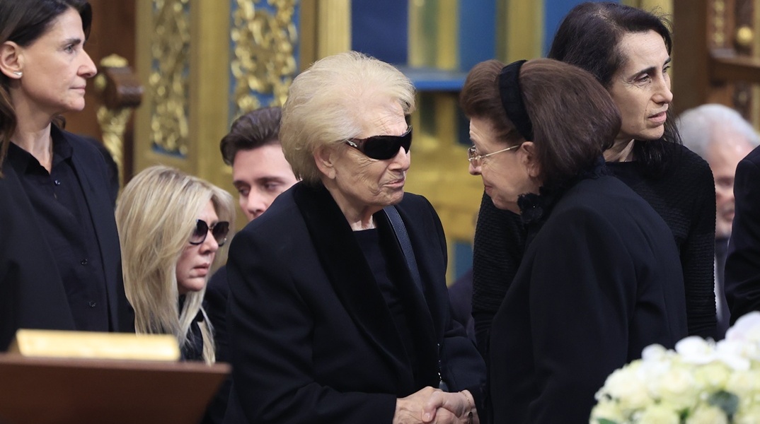 Υποβασταζόμενη η αδελφή της Μαρινέλλας στο «τελευταίο αντίο»