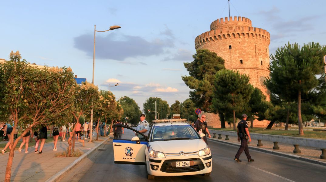 Θεσσαλονίκη: Συναγερμός στον Λευκό Πύργο όταν άνδρας απείλησε να πέσει στο κενό. Αστυνομία και πυροσβεστική τον έπεισαν να κατέβει και μεταφέρθηκε στο τμήμα.