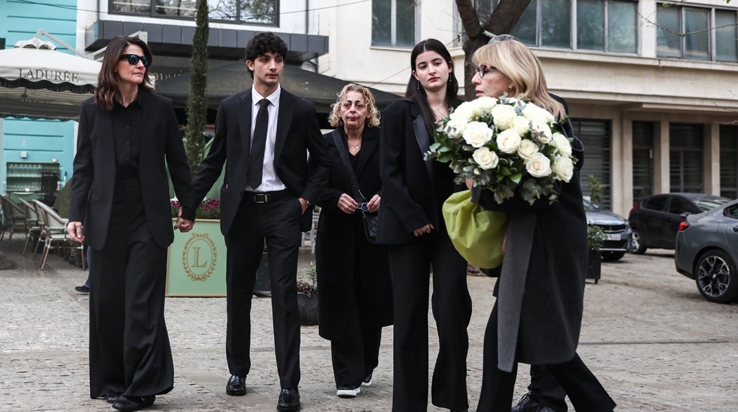 Συντετριμμένη η κόρη και τα εγγόνια της Μαρινέλλας στη Μητρόπολη Αθηνών 