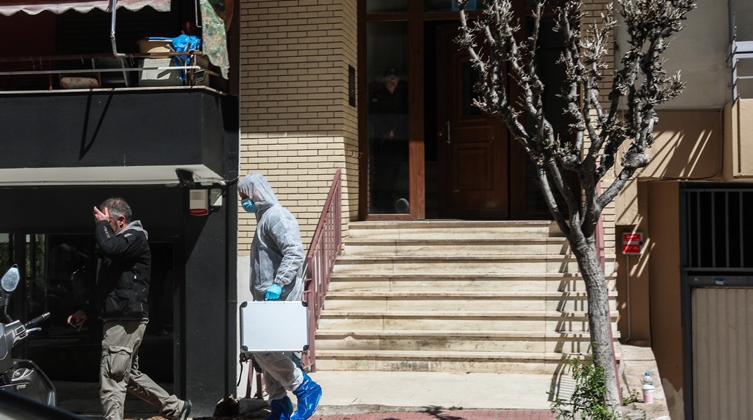 Η είσοδος της πολυκατοικίας όπου εντοπίσαν οι δύο νεκρές γυναίκες στου Ζωγράφου
